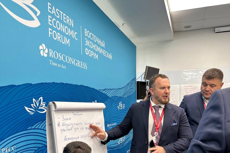 Сегодня в рамках ВЭФ-2023 во Владивостоке Денис Савостин принял участие в круглом столе по вопросам развития Дальневосточных и Арктических преференциальных режимов